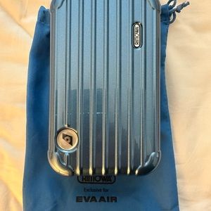 EVA AIR’s RIMOWA Toiletry Case in Blue Metal color